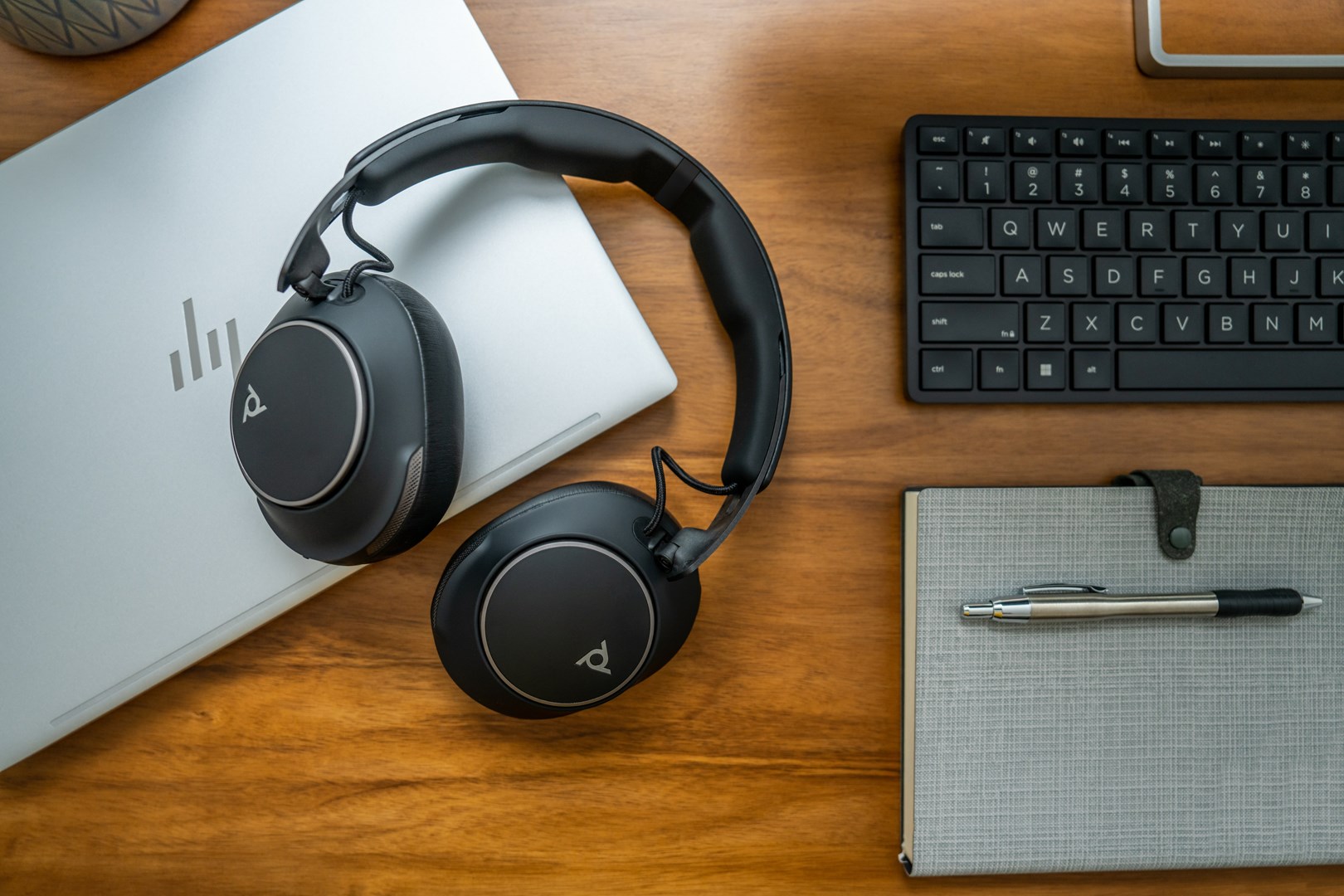 Kufje Poly Voyager Surround 80 UC, Bluetooth, Boomless, të zeza