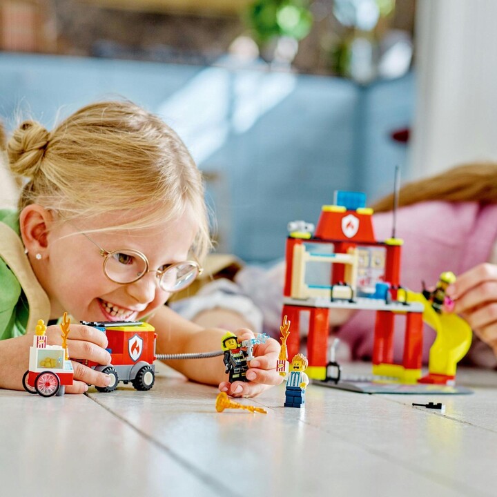 Set LEGO® City 60375 Fire Station and Fire Truck, 153 pjesë