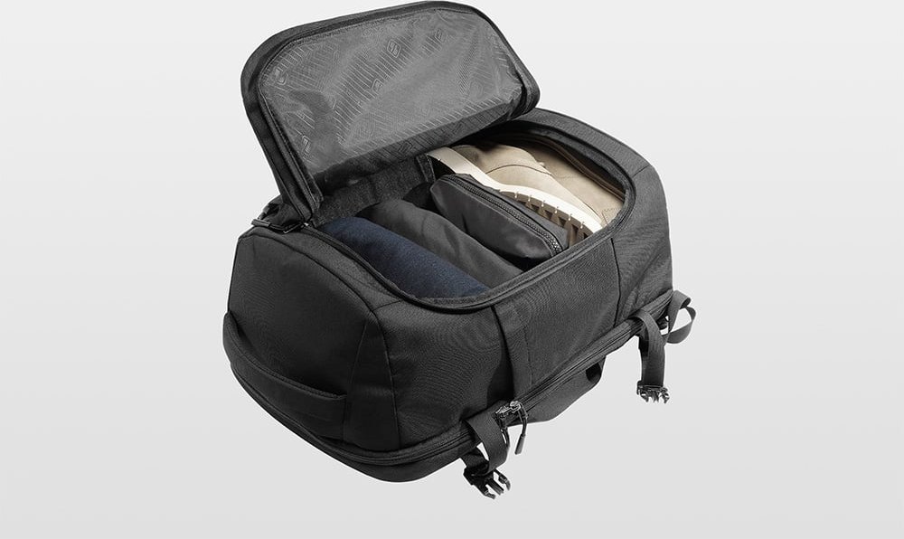 Çantë shpine udhëtimi Tomtoc Navigator T66, 40L, për laptop 17", e zezë