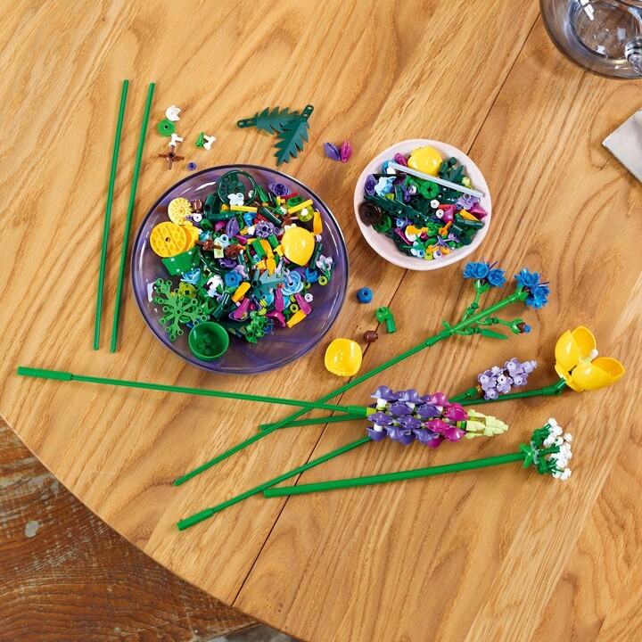 Set LEGO® Icons 10313 Meadow Flower Bouquet, 939 pjesë