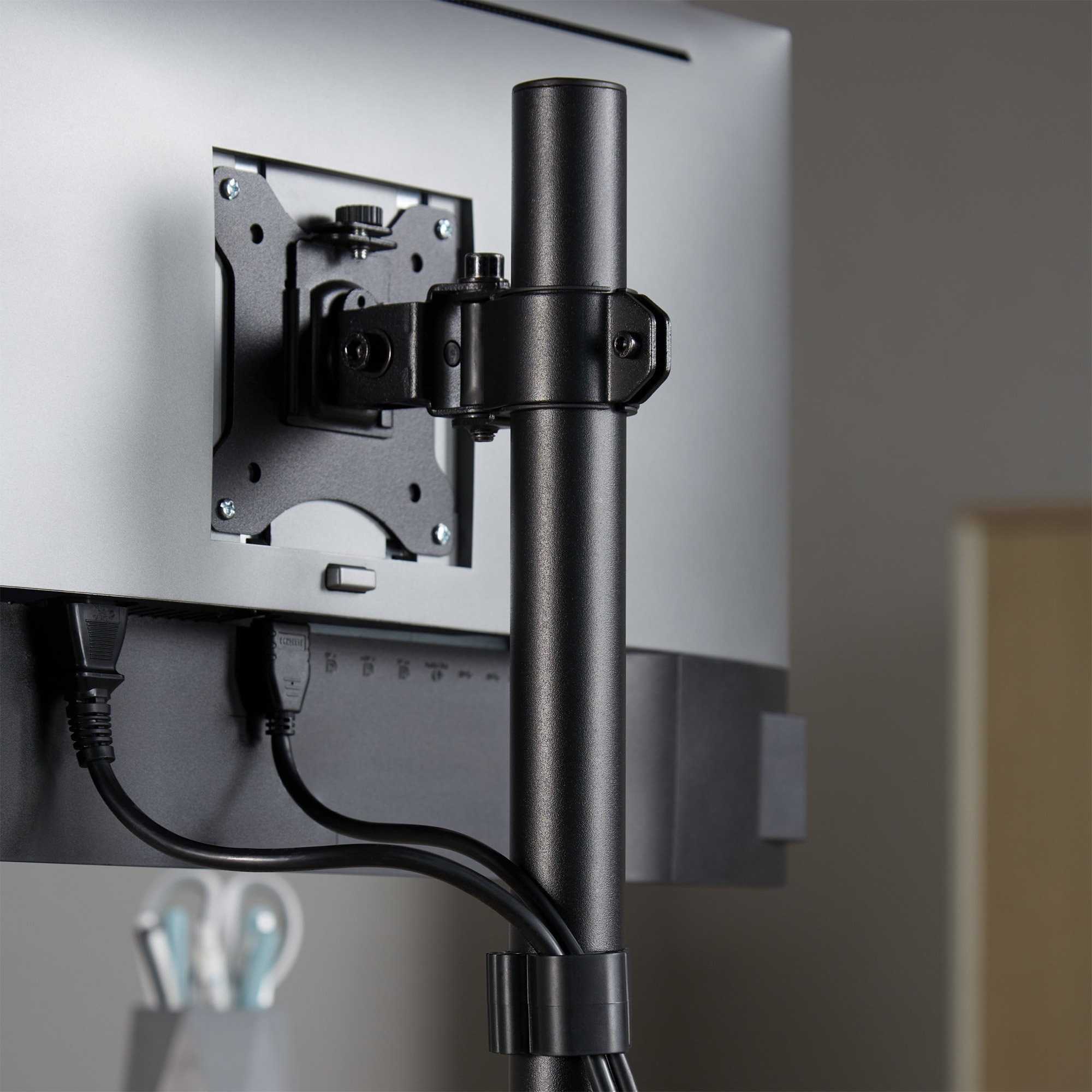 Mbajtës tavoline për monitor InLine, deri 32", deri 9kg, i zi