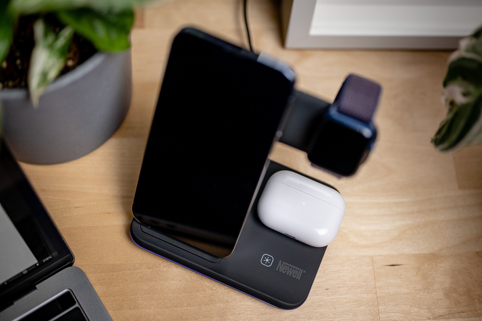 Stacion karikimi QC për iPhone 12 13 14 dhe Apple Watch, 15W, i zi