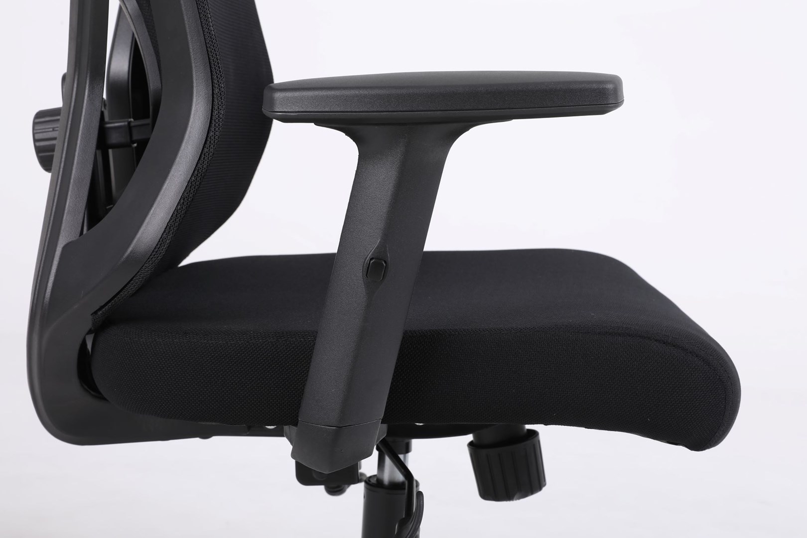 Karrige zyre ActiveJet T5, me rrota, me mbështetëse koke, e zezë