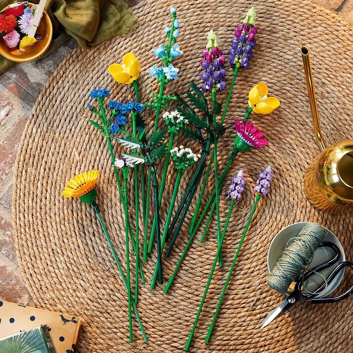 Set LEGO® Icons 10313 Meadow Flower Bouquet, 939 pjesë