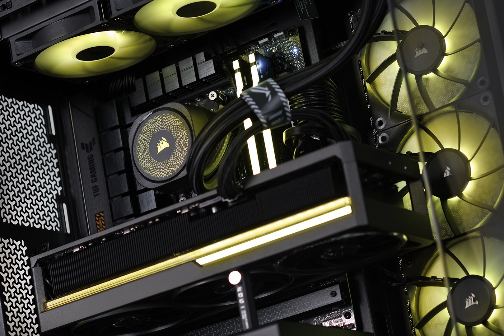 Kompjuter gaming AMD Ryzen 7 9800X3D, RTX 5090 32GB, 64GB RAM, 2TB SSD, i zi