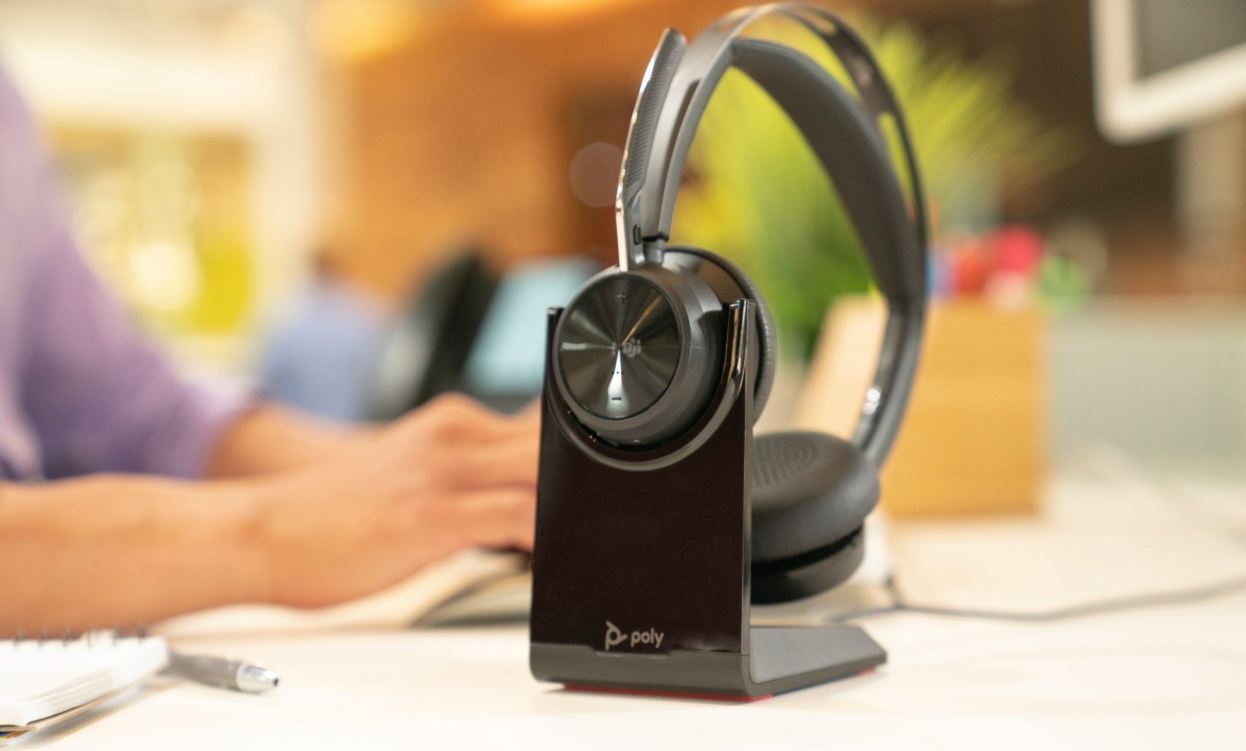 Kufje me mikrofon Poly Voyager Focus 2, pa tela, USB C, me bazë karikimi, të zeza