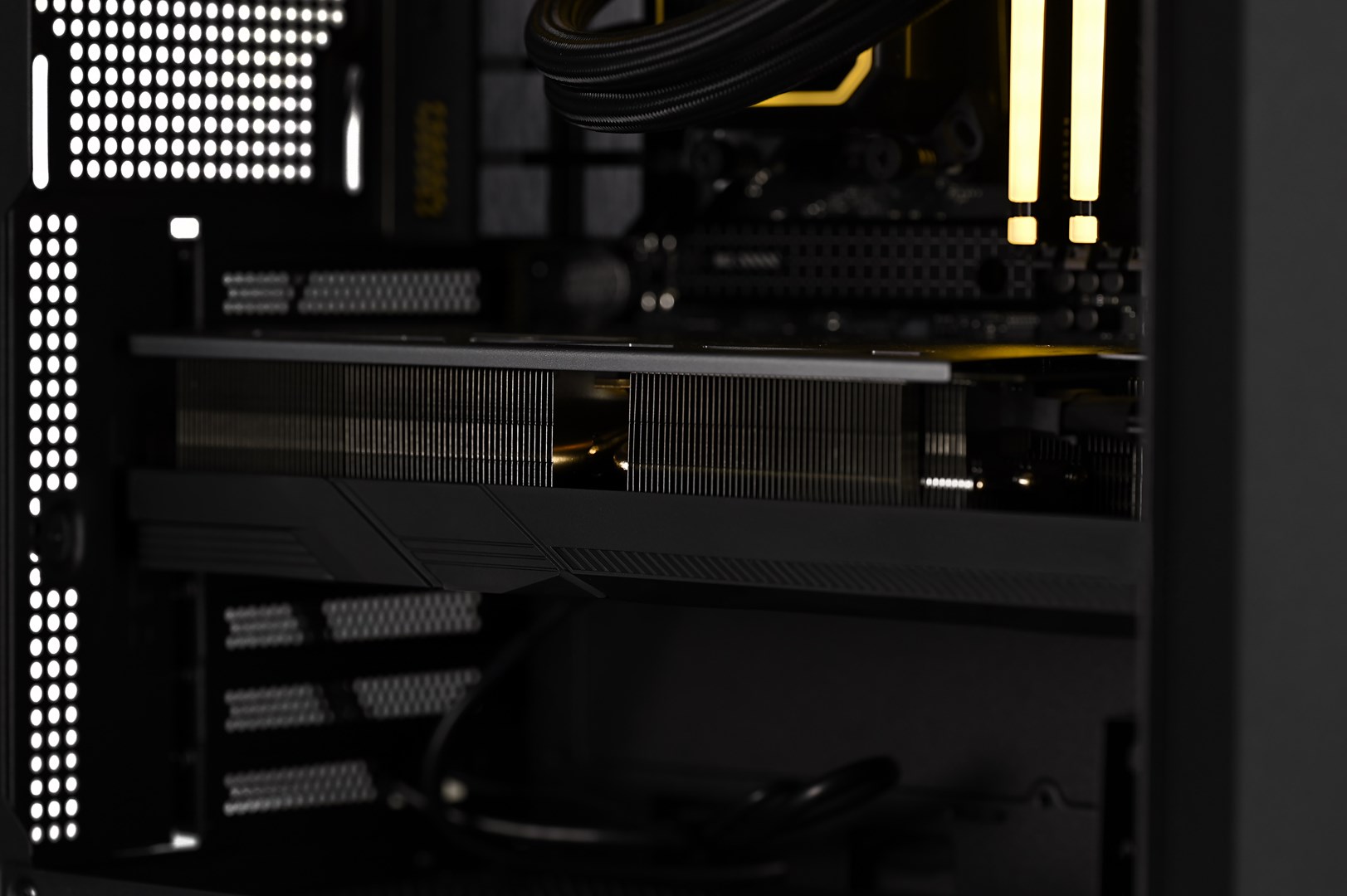 Kompjuter Actina Ryzen 7 7800X3D, 32GB DDR5, 2TB SSD, RTX 4090, i zi