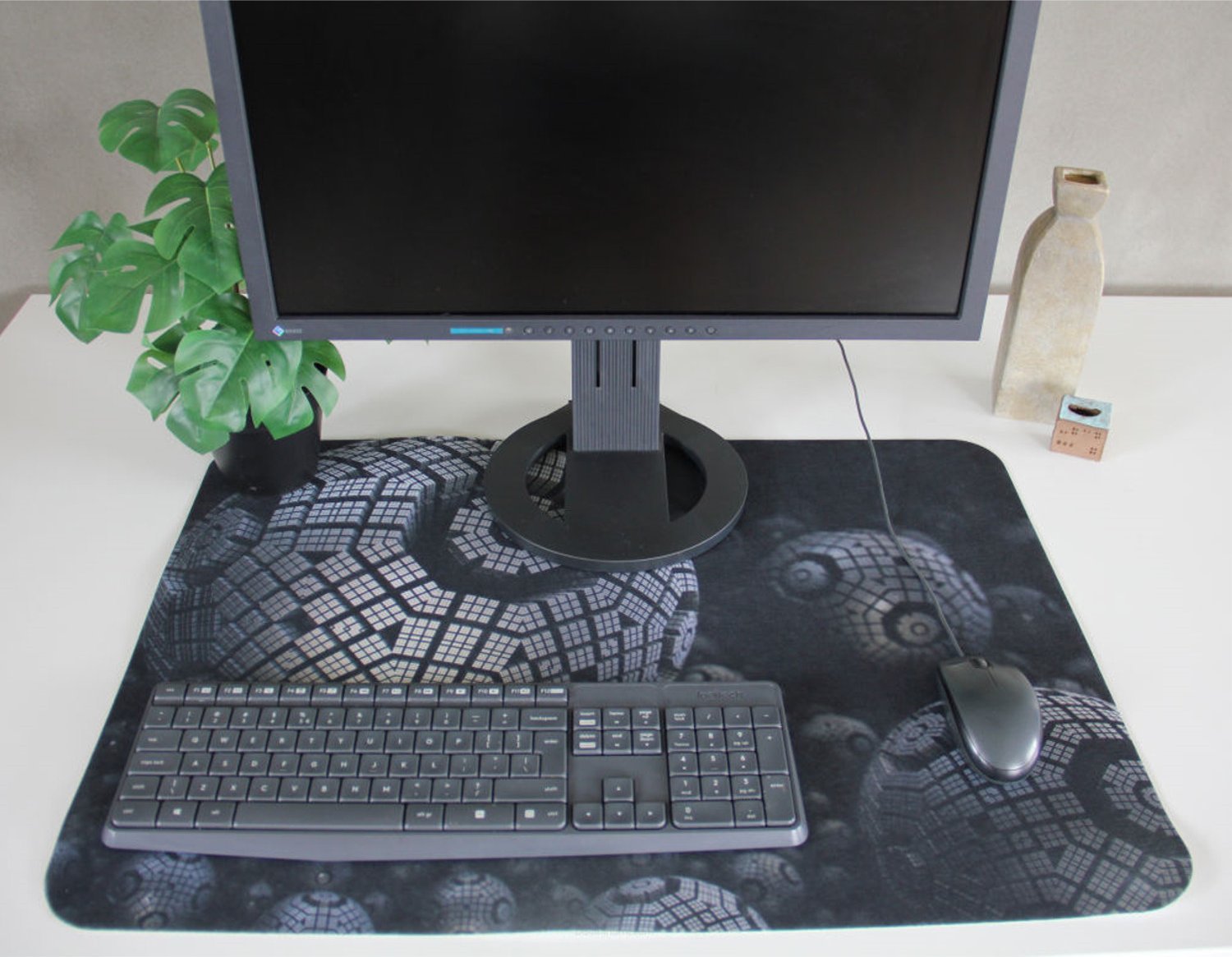 Mbulesë tavoline Bertoni Desk Mat Universal Fractal EE070, 50x70cm, felt ekologjik, shumëngjyrëshe