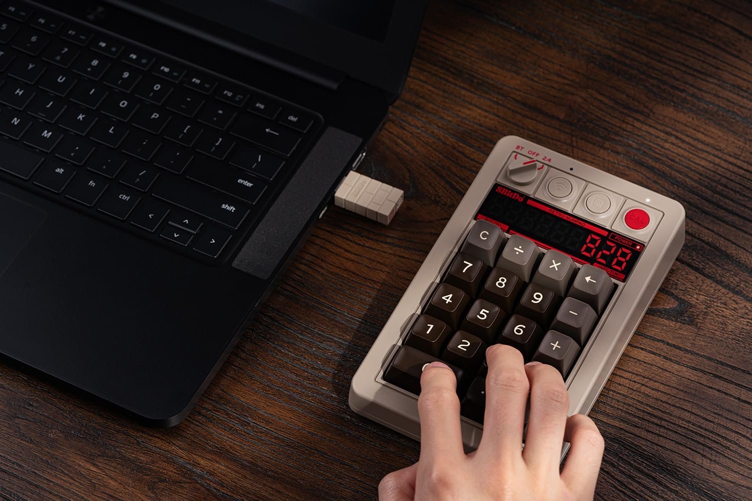 Tastierë mekanike 8BitDo Retro Keypad C64 Edition, programueshme, kompatibile me Windows dhe Android, bezhë