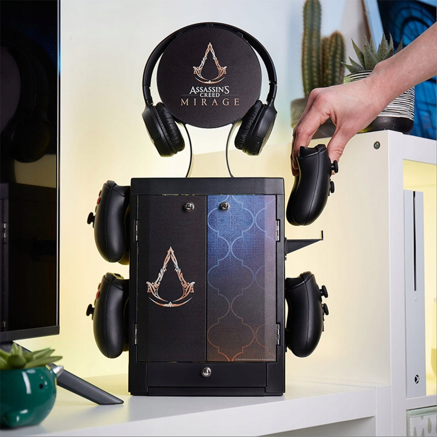 Dollap gaming Assassin's Creed Mirage Numskull, për 10 lojëra, me mbajtëse kufjesh, shumëngjyrësh