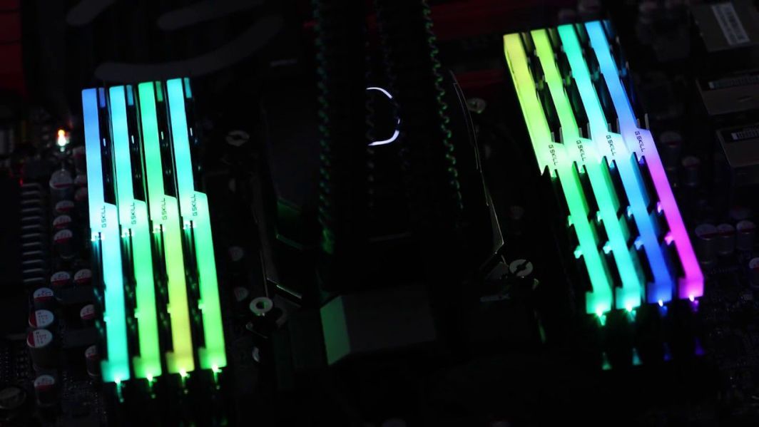 меморија  G.Skill Trident Z RGB, DDR4, 32 GB, 2400 MHz, CL15, F4-2400C15D-32GTZR