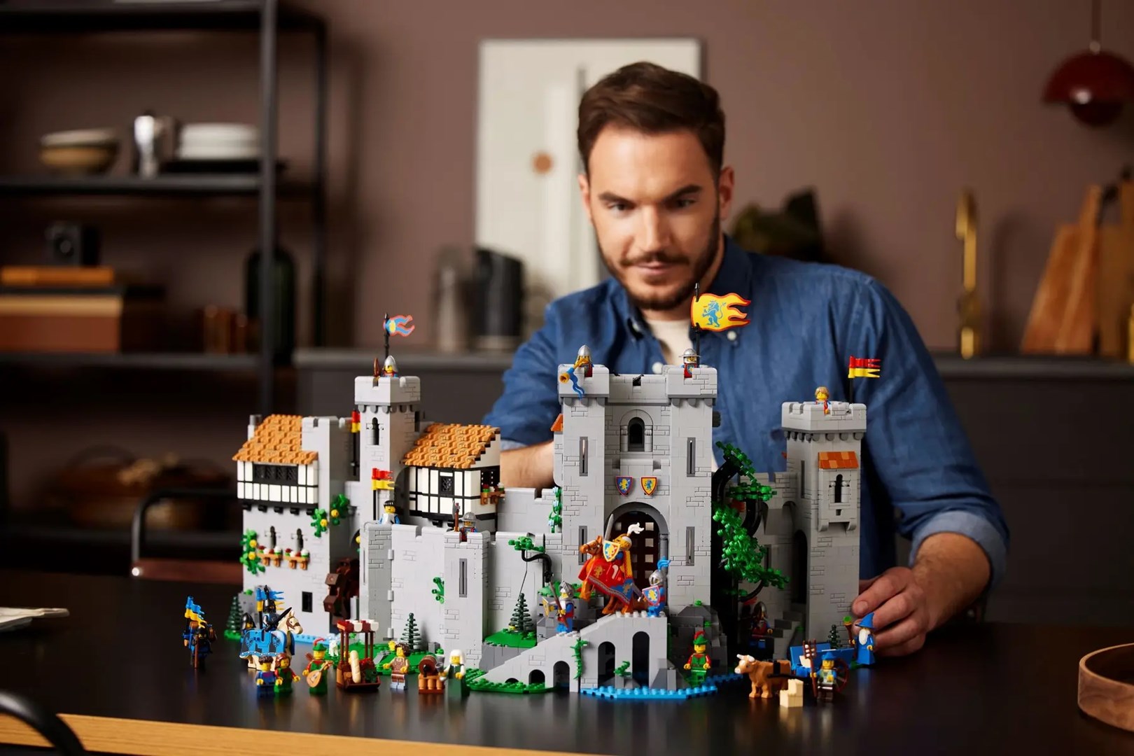 Set LEGO Lion Knights' Castle, kështjellë mesjetare, ndërtim modular, shumëngjyrësh