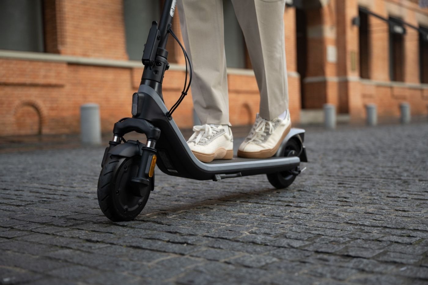 Trotinet elektrik Ninebot Segway KickScooter E2 D II, 450W, 25km autonomi, i zi