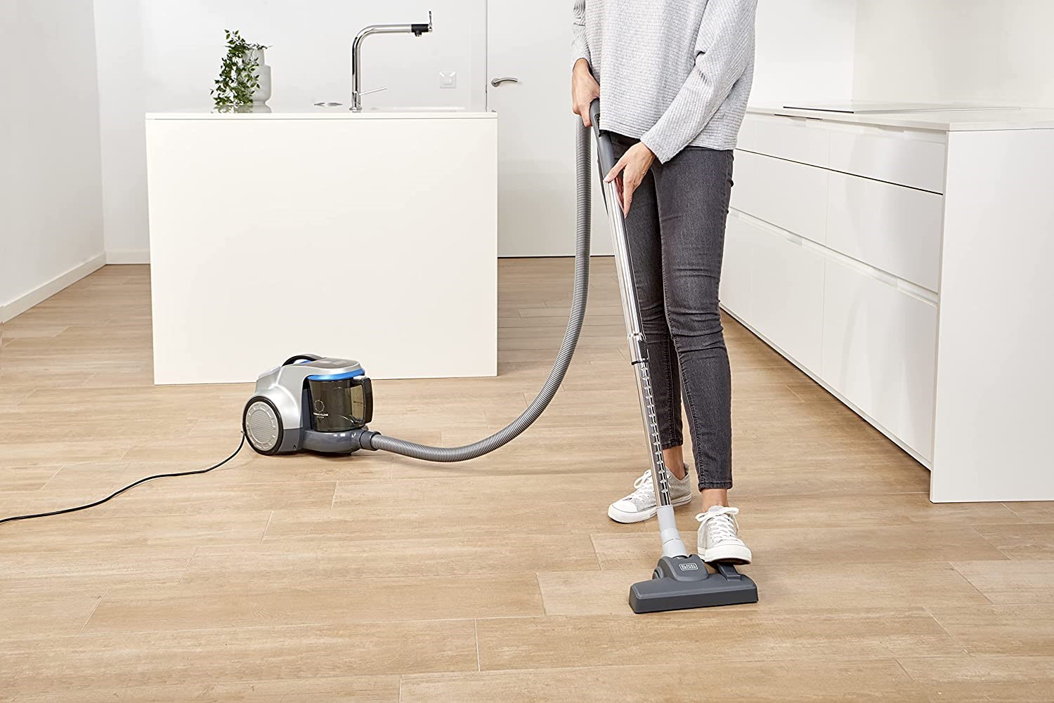 Fshesë me korrent Black&Decker BXVML700E, 700W, 2L, gri