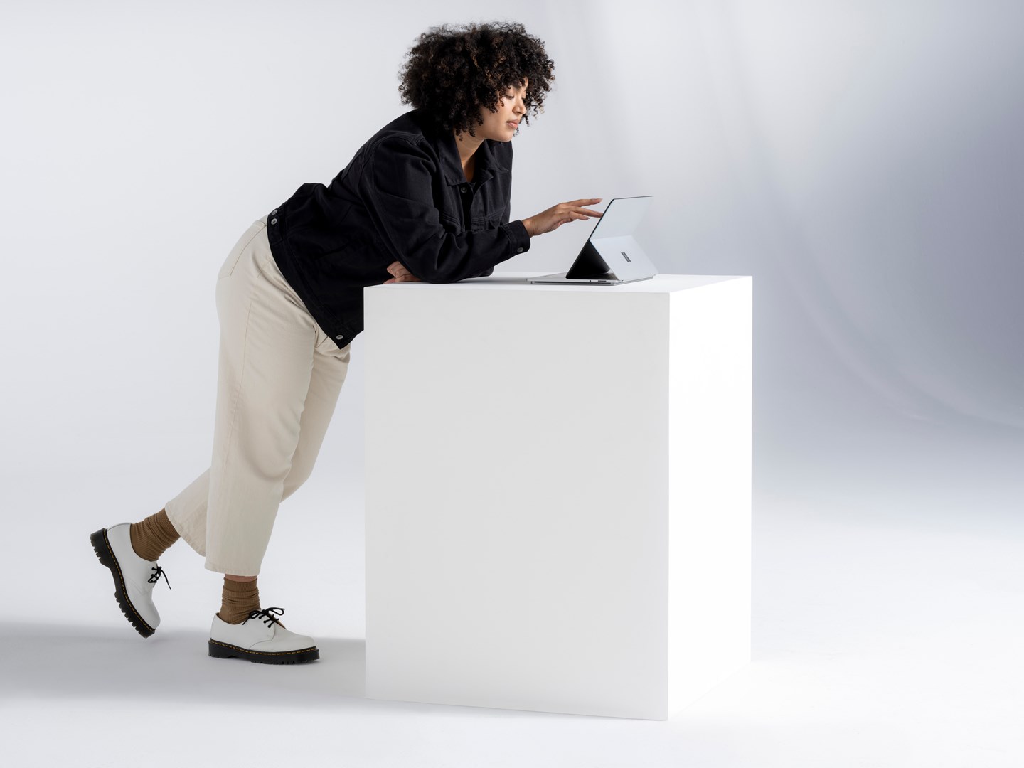 Лаптоп Microsoft Surface Laptop, 14.4", Intel i7-11370H, 32 GB RAM, 1000 GB SSD, NVIDIA RTX A2000, платина