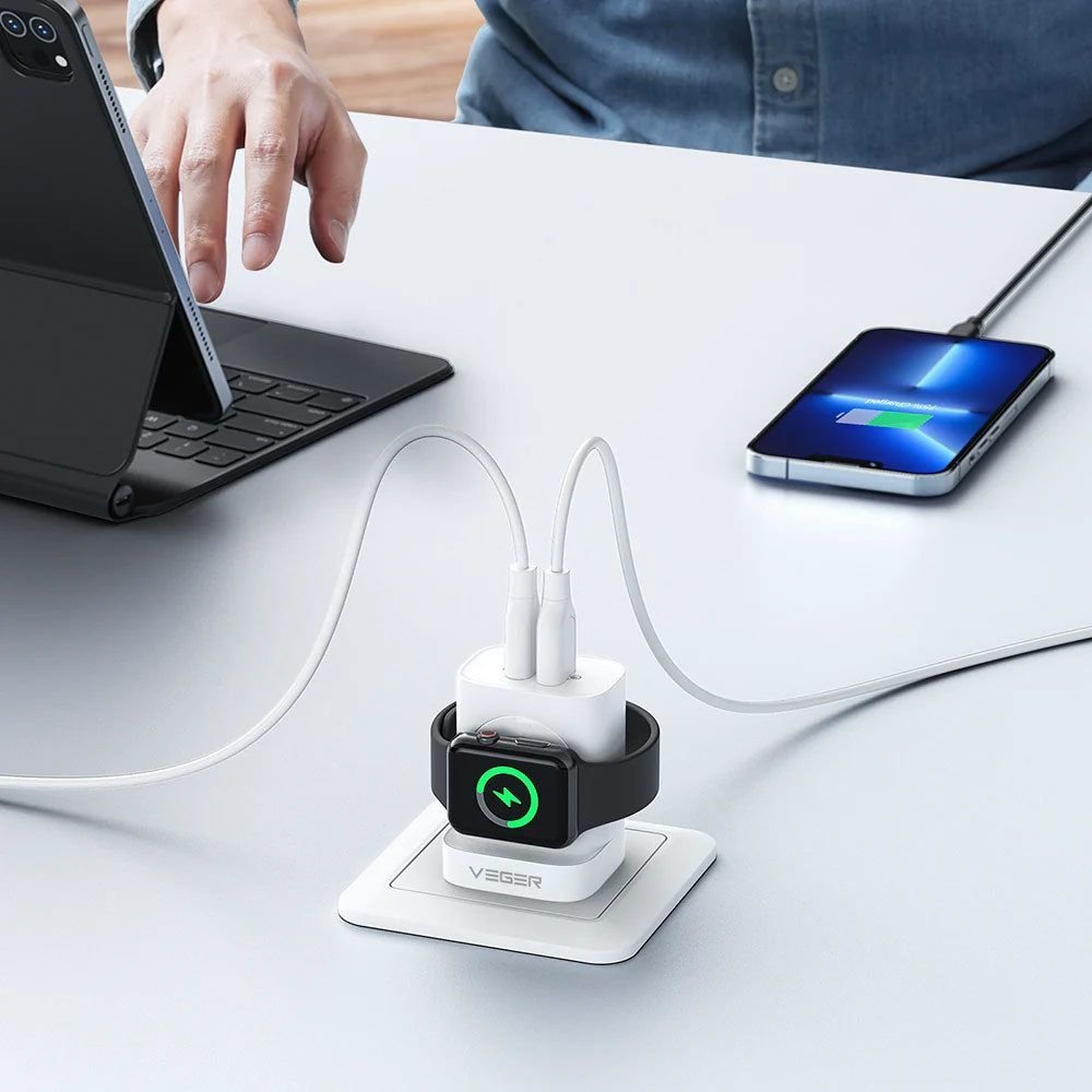 Karikues prizë Veger, 25W, 2x USB C dhe USB A, mbështetje Apple Watch, i bardhë
