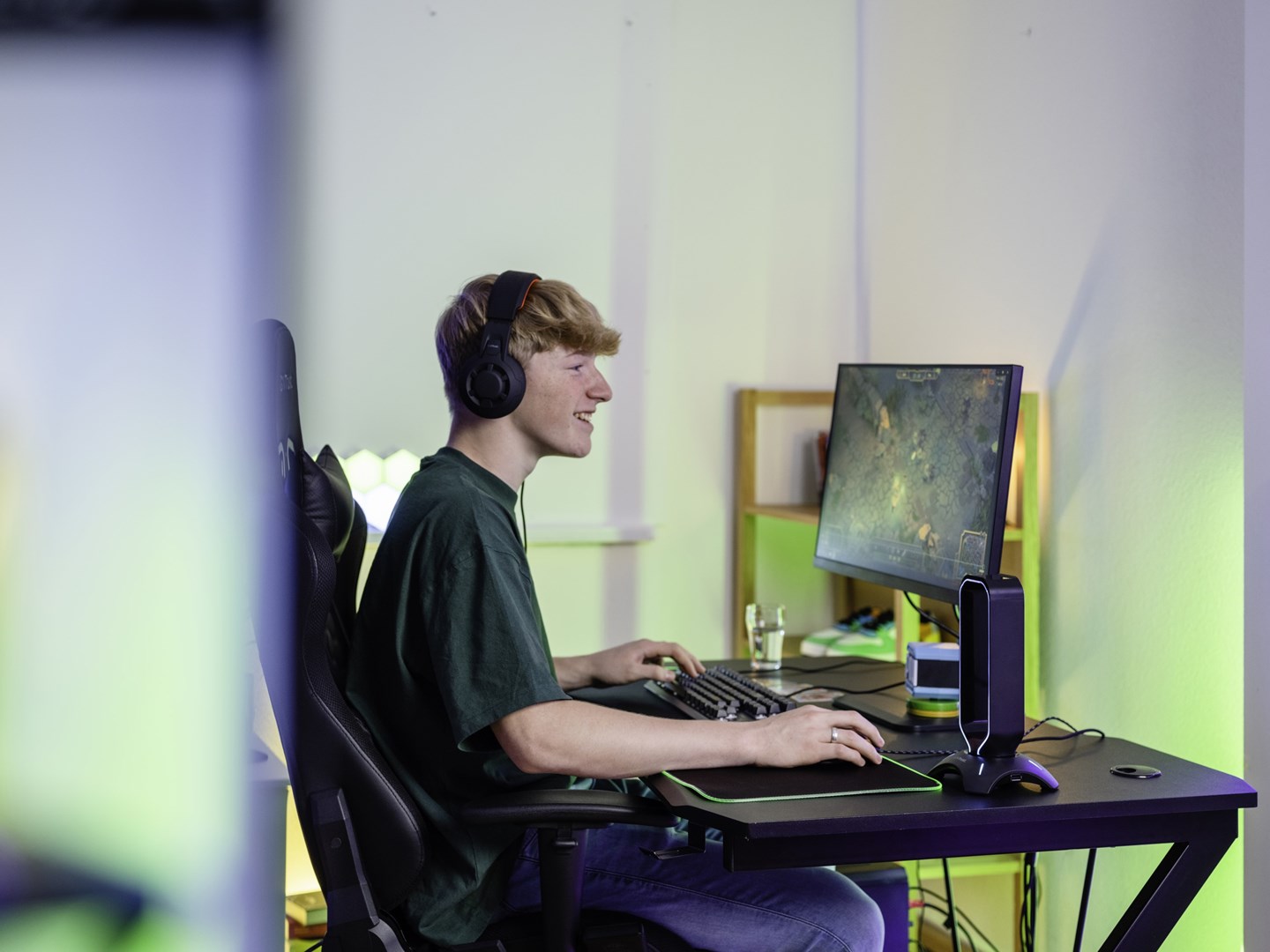 Stendë kufjesh Trust GXT 265 Cintar, RGB, 2x USB, e zezë
