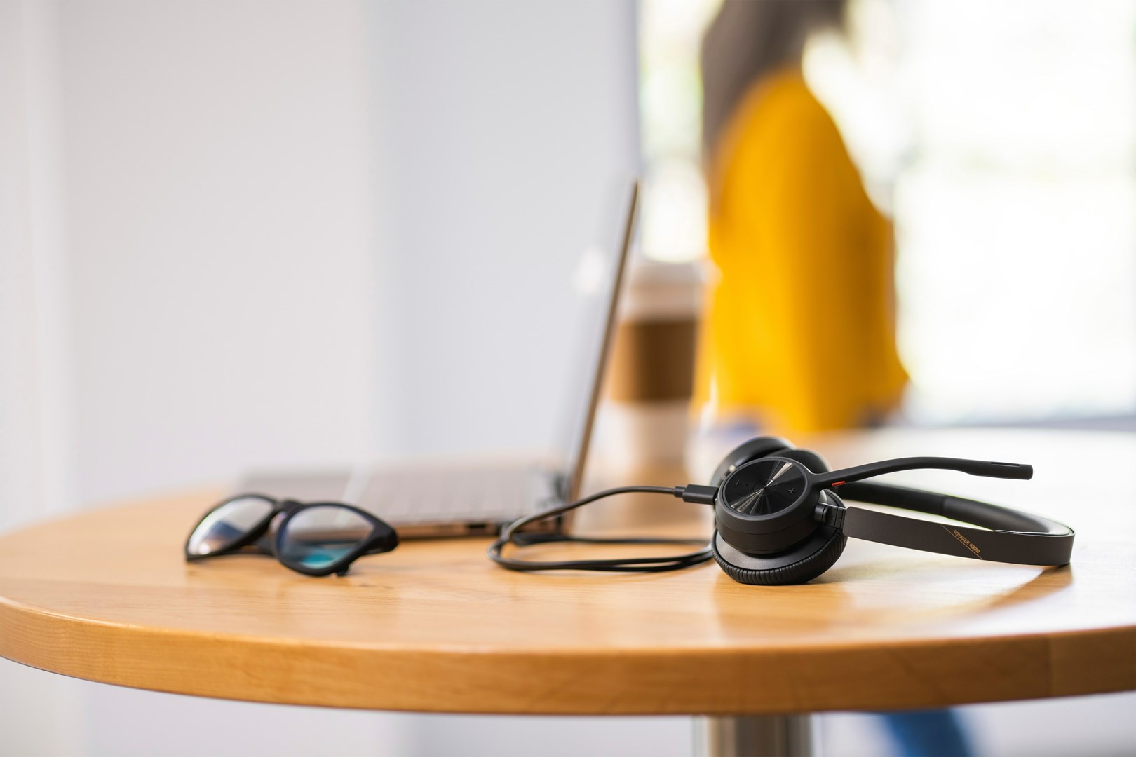 Kufje me Bluetooth Poly Voyager 4320 UC MS Teams, USB-A, 50 m rreze, të zeza