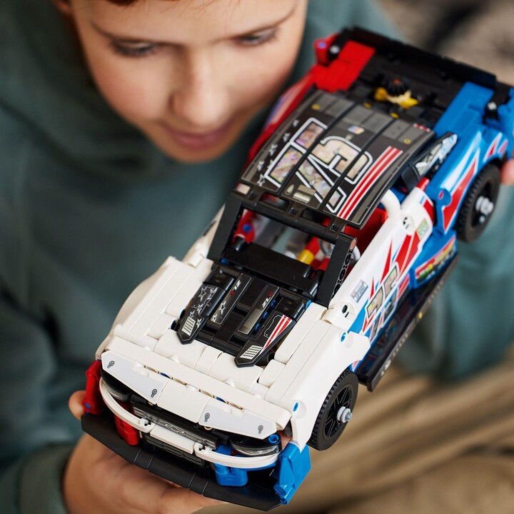 Set LEGO® Technic 42153 NASCAR® Next Gen Chevrolet Camaro ZL1, 672 pjesë
