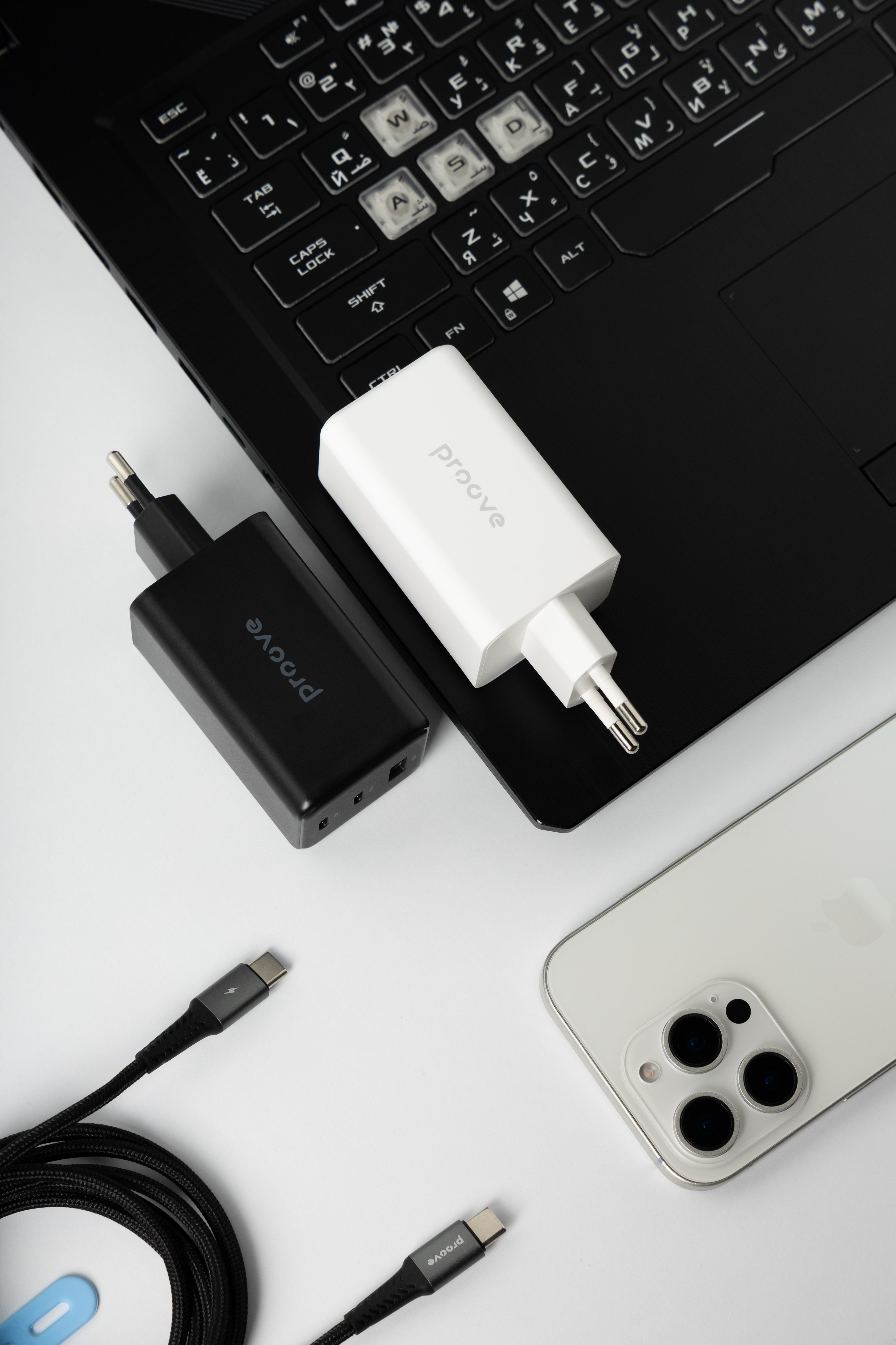 Karikues muri Proove Pocket, 65W, me 2×Type-C dhe USB, i bardhë