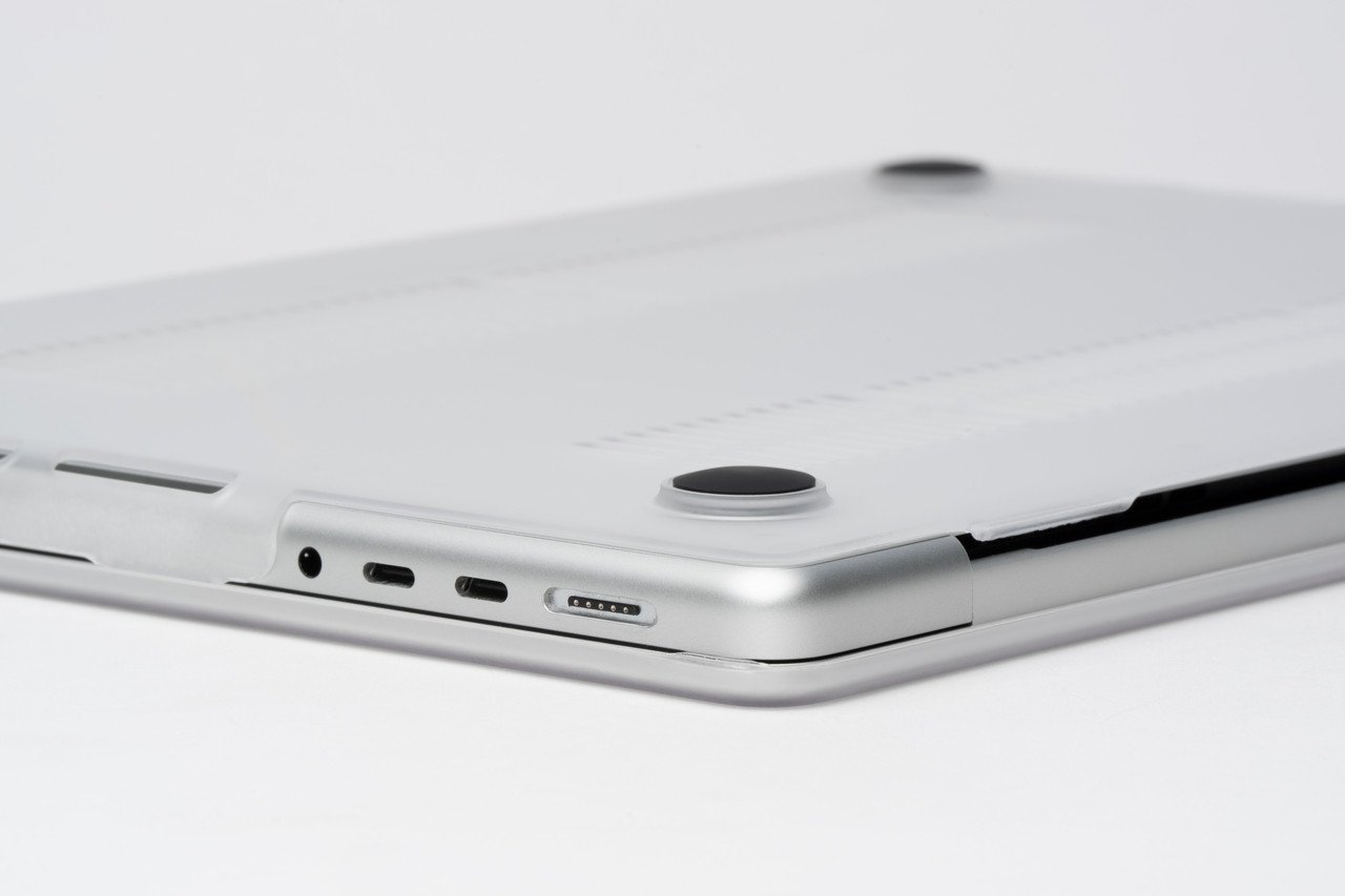 Заштитна обвивка ZAGG Snap On Hardshell, за MacBook Pro 13\" M1 M2 2020, транспарентна