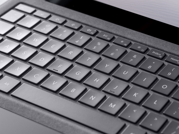 Лаптоп Microsoft Surface Laptop 4, 34.3 cm (13.5"), Intel® Core™ i7, 16GB RAM,	512 GB SSD, Intel Iris Xe Graphics