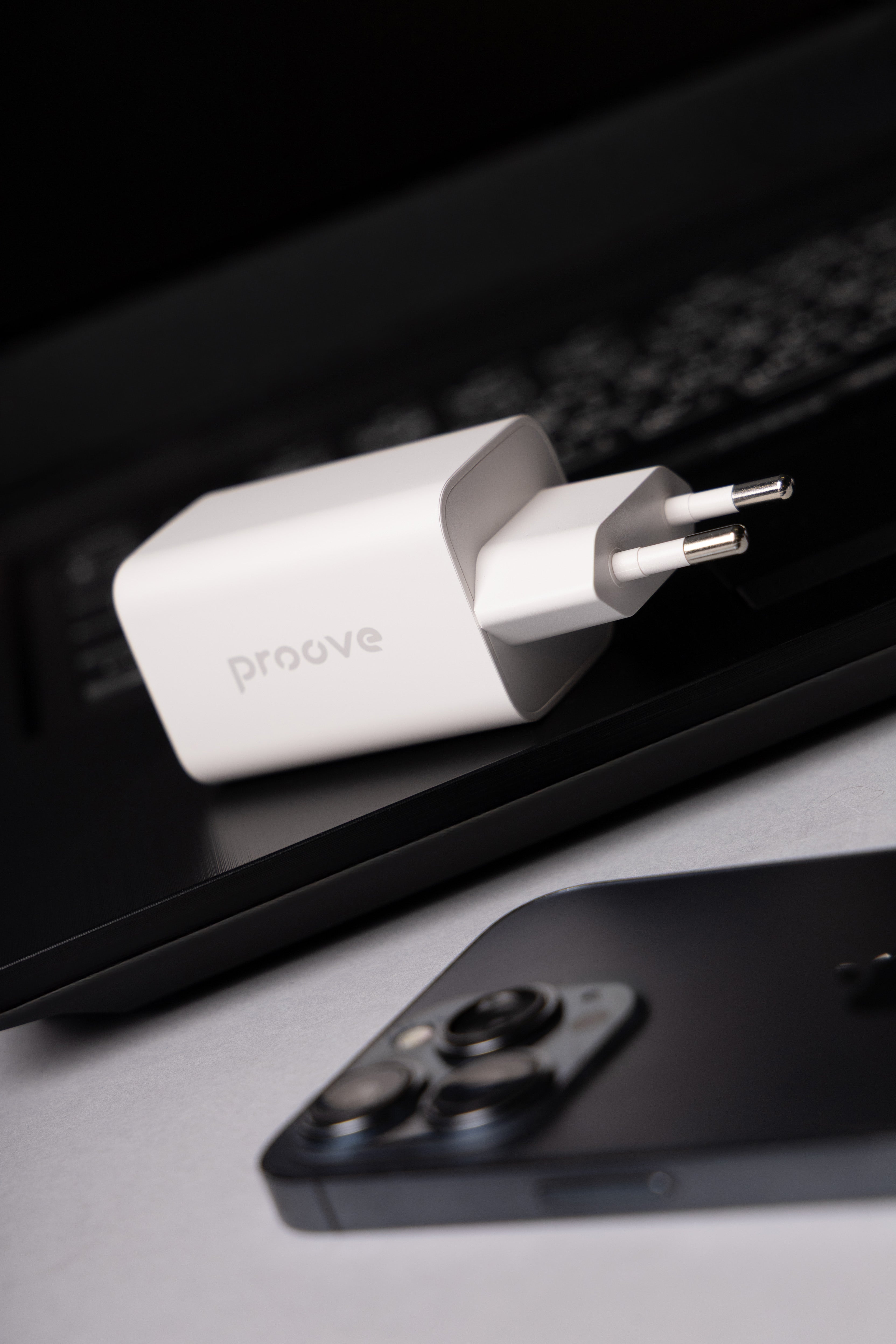 Karikues muri Proove Pocket, 65W, me 2×Type-C dhe USB, i bardhë
