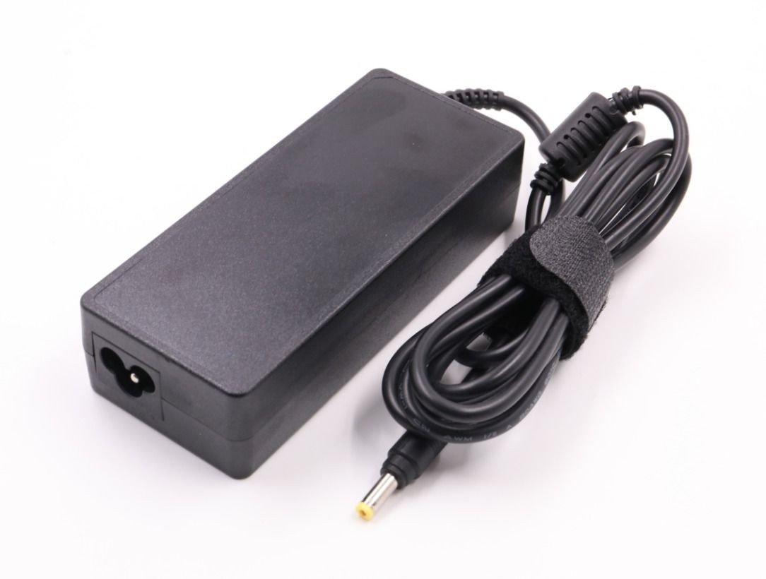 Adapter karikues CoreParts MBA1313, 90W, për ambiente të brendshme, i zi