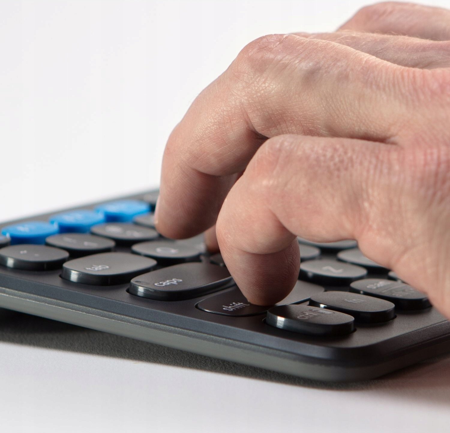 Tastierë Zagg Multi Pairing Mid Size, wireless, me karikim pa tela, e zezë