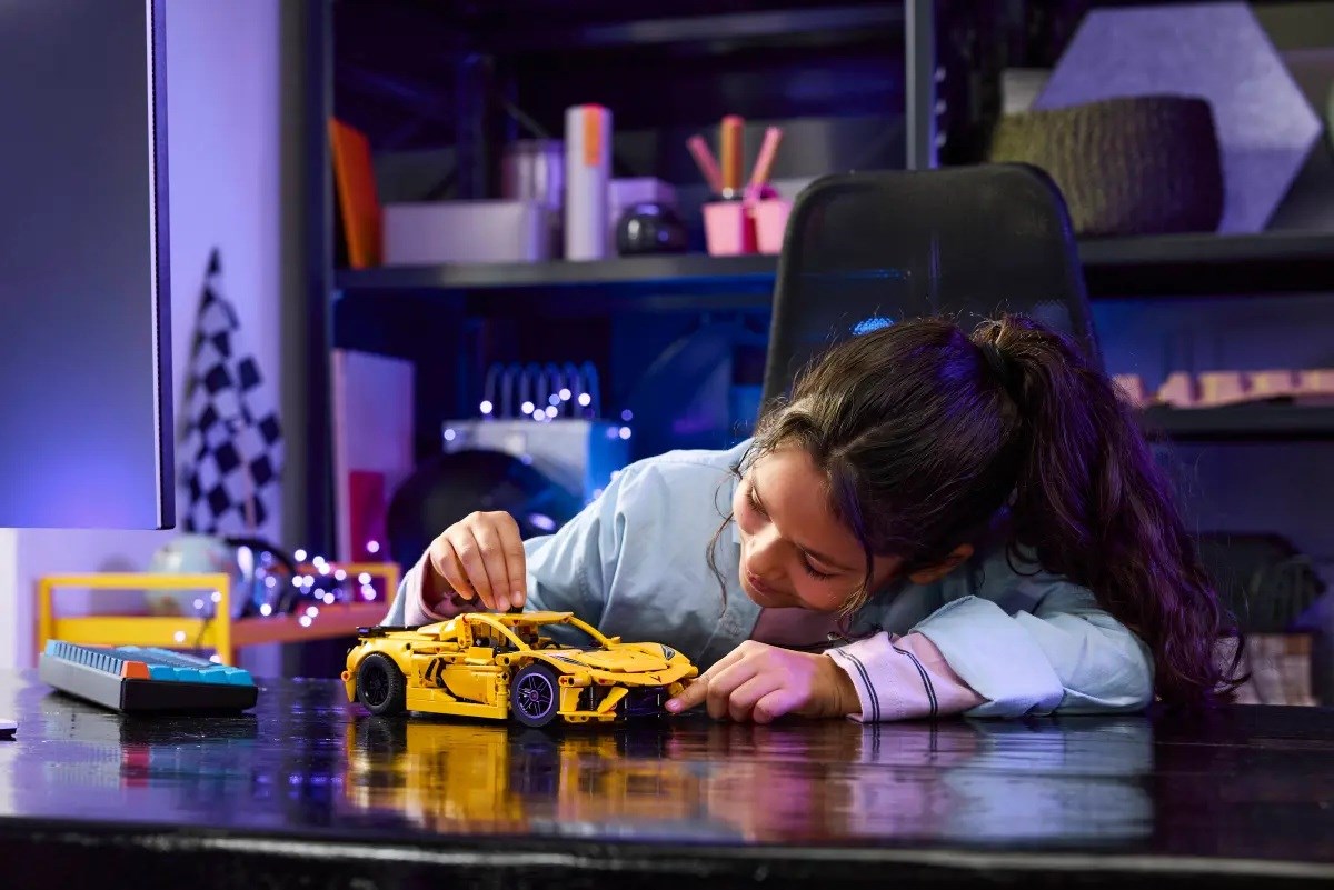 Set LEGO Technic Chevrolet Corvette Stingray 42125, model veture sportive, shumëngjyrësh