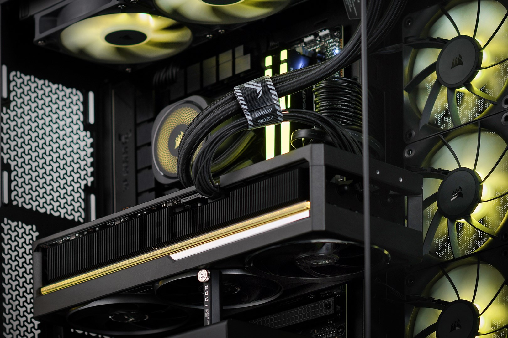 Kompjuter gaming AMD Ryzen 7 9800X3D, RTX 5090 32GB, 64GB RAM, 2TB SSD, i zi