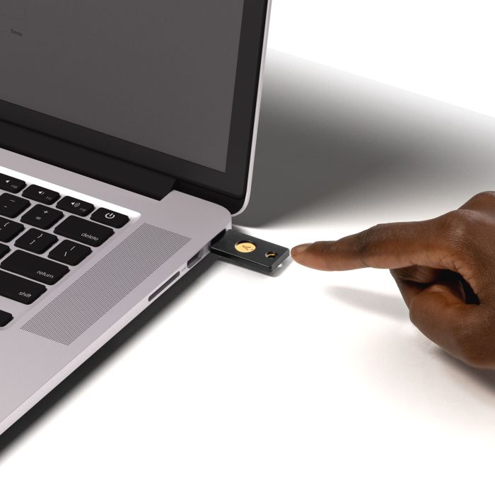Çelës sigurie Yubico YubiKey 5 NFC, i zi