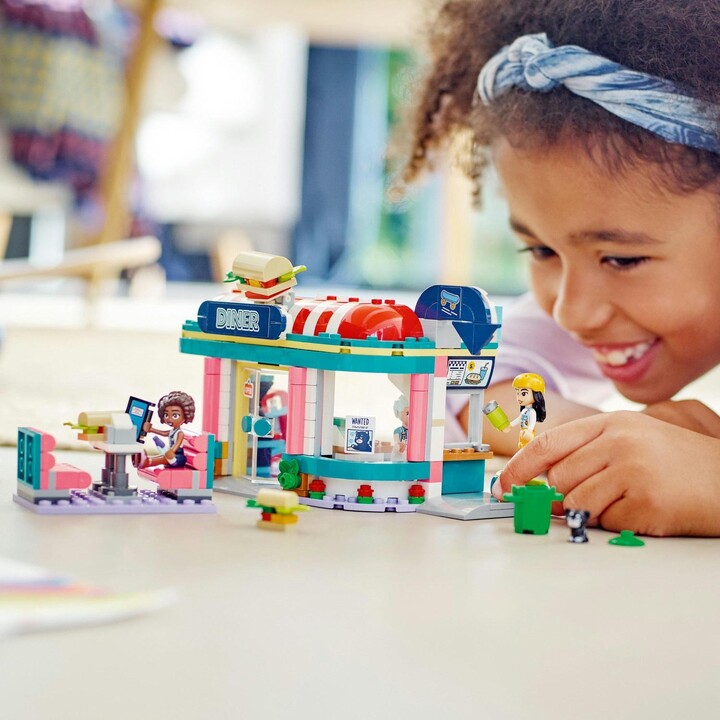 Set LEGO® Friends 41728 Bistro in the center of Heartlake town, 346 pjesë