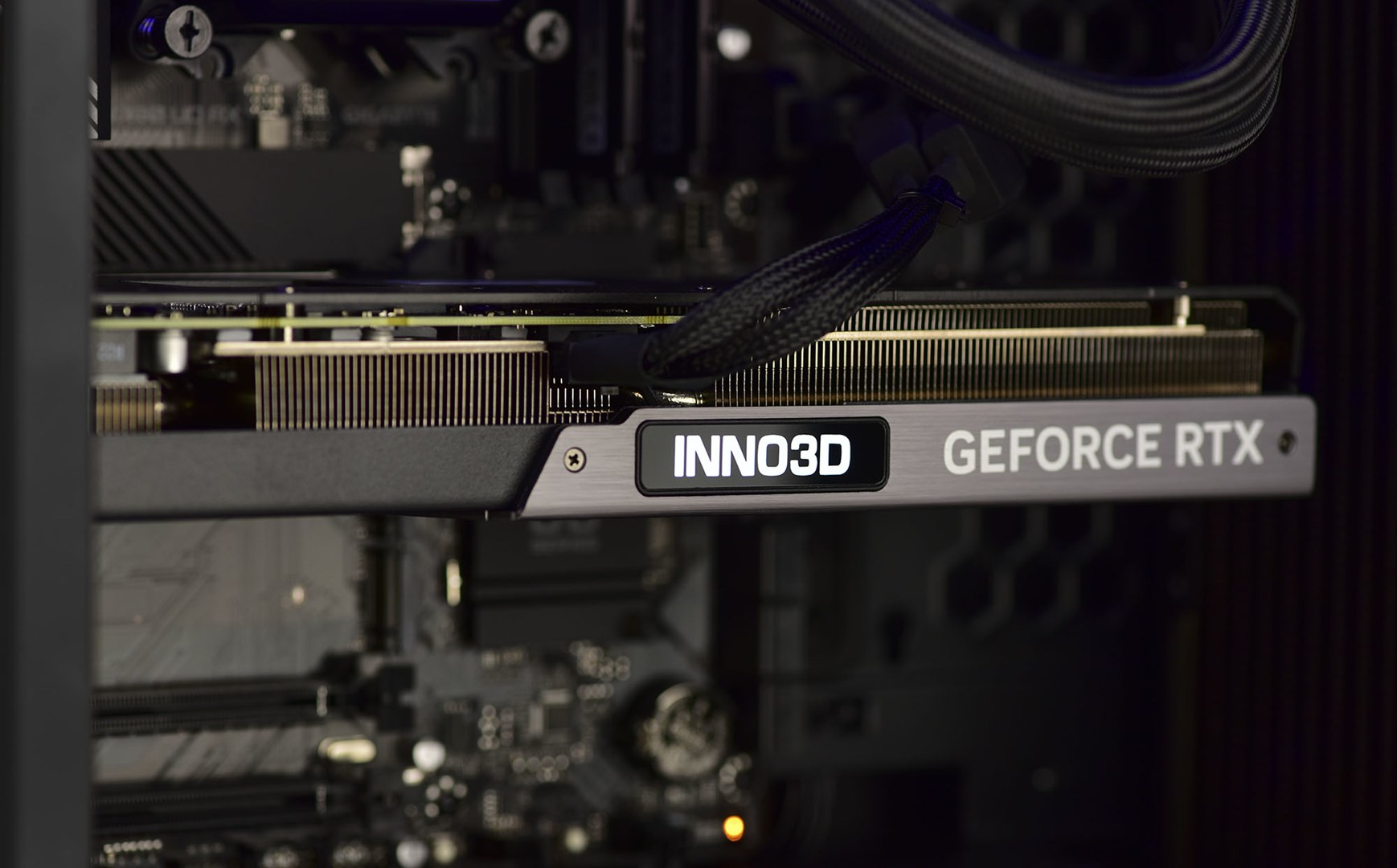 Kompjuter Actina, AMD Ryzen 7 7800X3D, 32GB RAM, 1TB SSD, NVIDIA GeForce RTX 4070 Ti, i zi