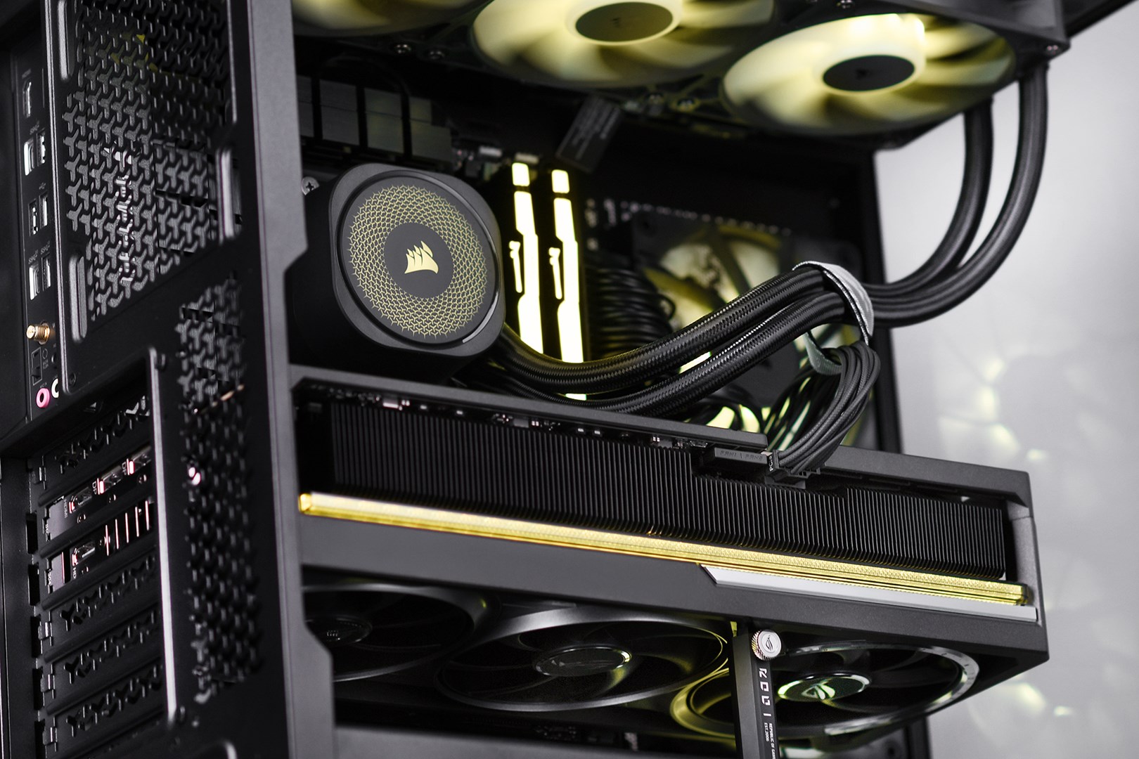 Kompjuter gaming AMD Ryzen 7 9800X3D, RTX 5090 32GB, 64GB RAM, 2TB SSD, i zi