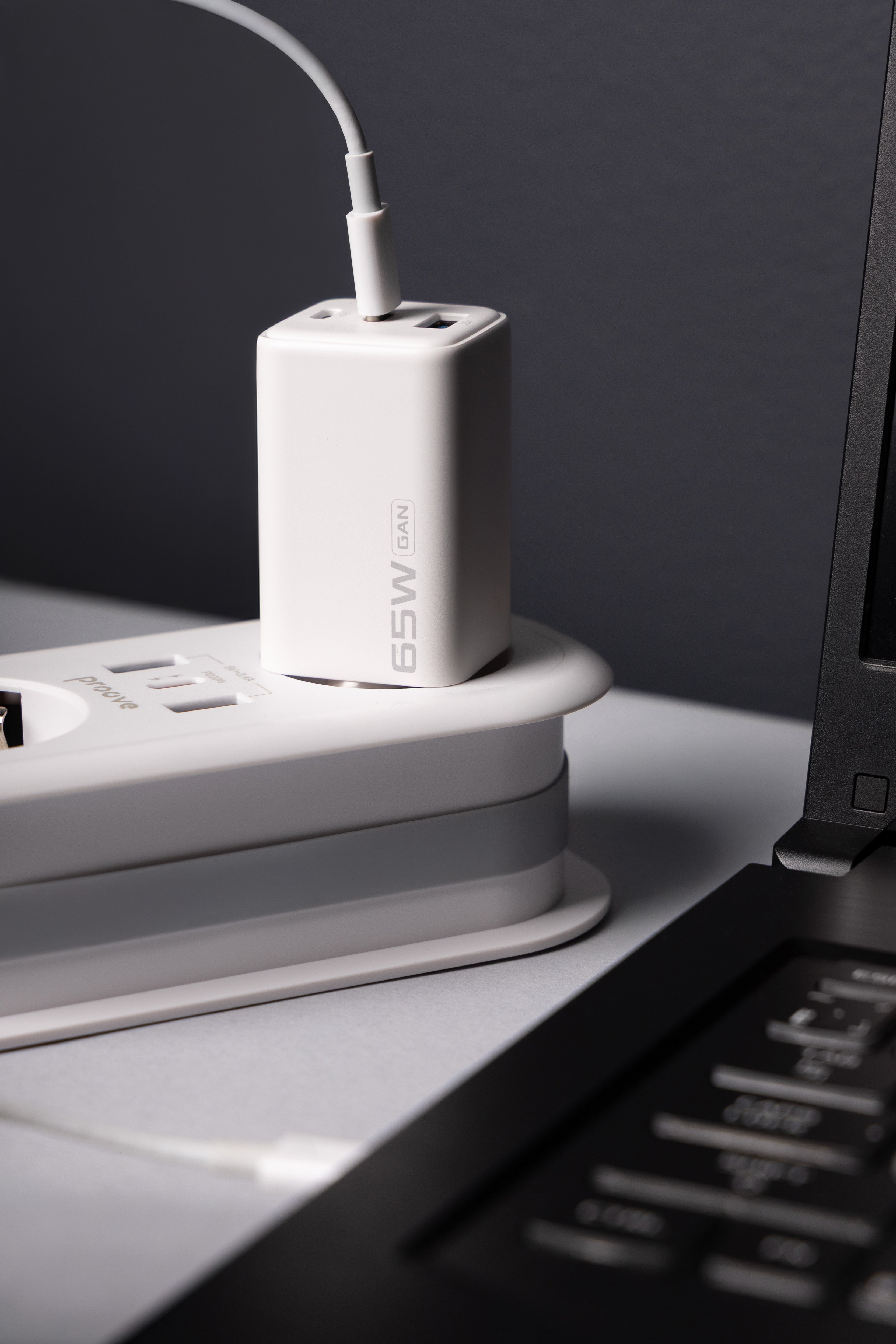 Karikues muri Proove Pocket, 65W, me 2×Type-C dhe USB, i bardhë