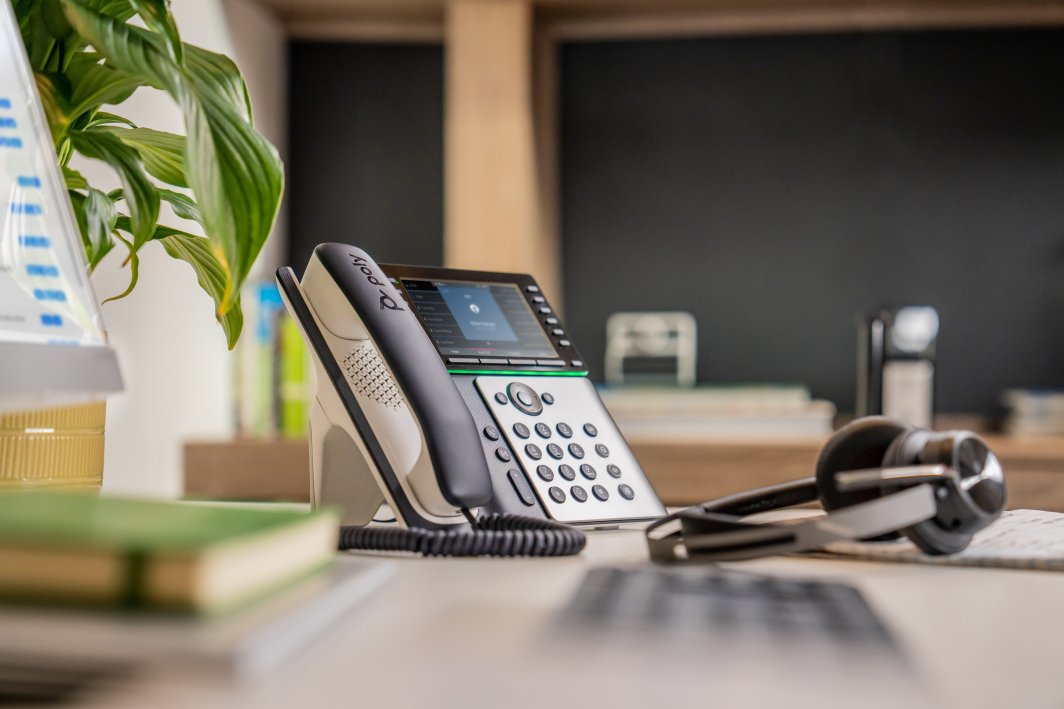 Telefoni fiks Poly 82M91AA, ekran me ngjyra, shumë linja, i zi