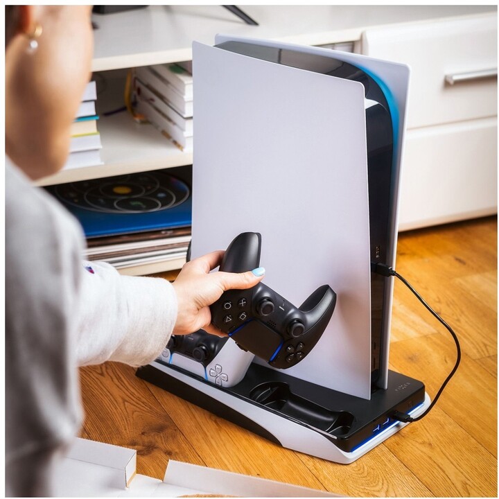 [OUTLET] Stacion karikimi shumëfunksional FIXED për PlayStation 5, bardh e zi