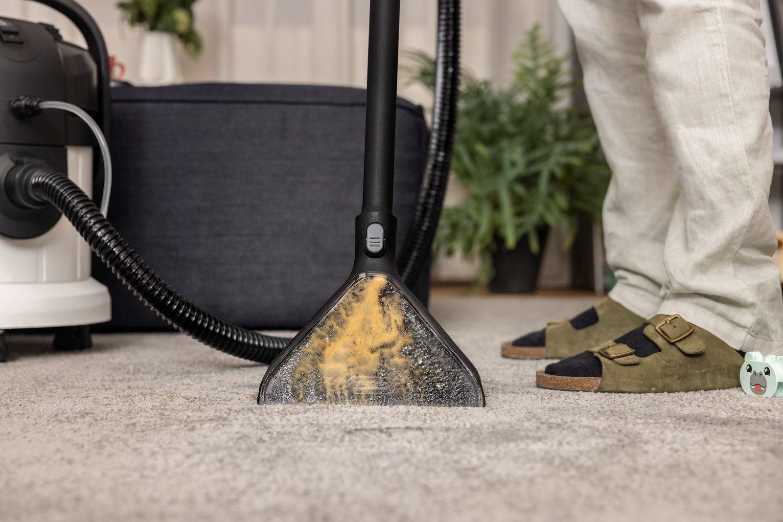 Fshesë me ujë dhe pluhur Karcher SE 4 Plus, 18L, 1000W, e bardhë