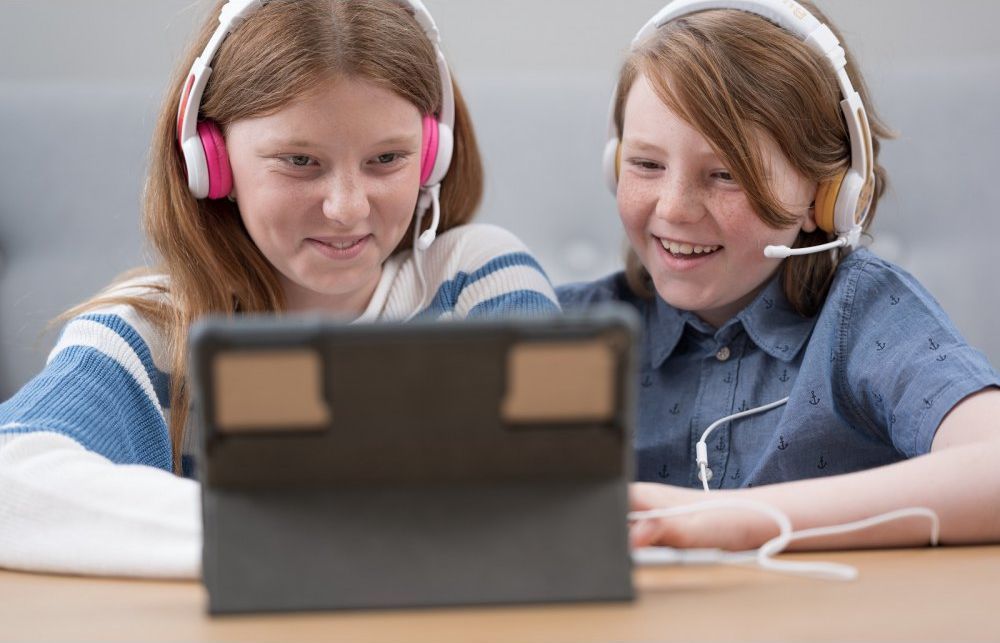 Kufje për fëmijë BuddyPhones School+, rozë