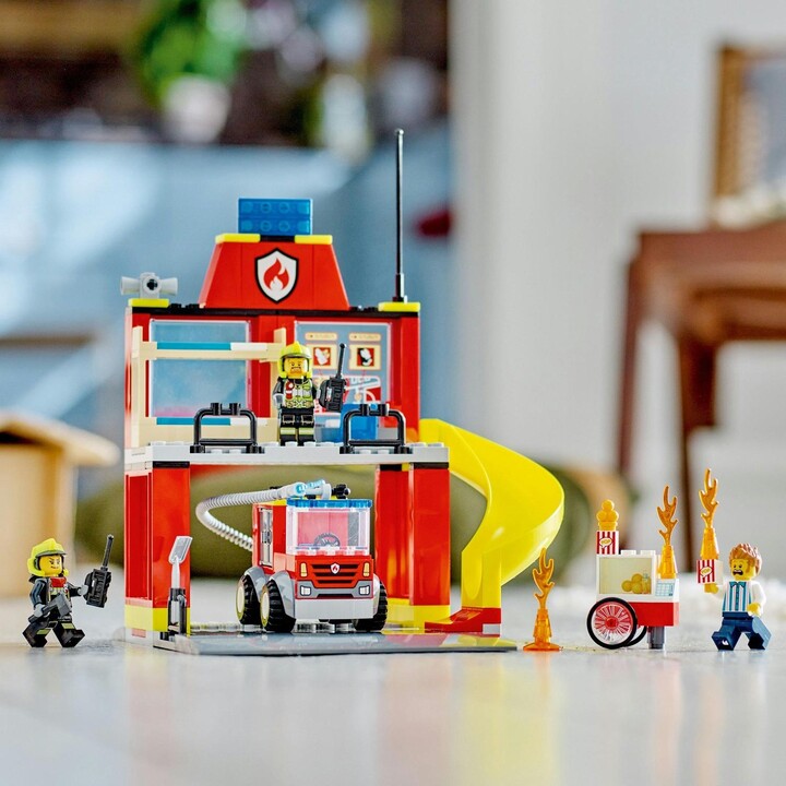Set LEGO® City 60375 Fire Station and Fire Truck, 153 pjesë