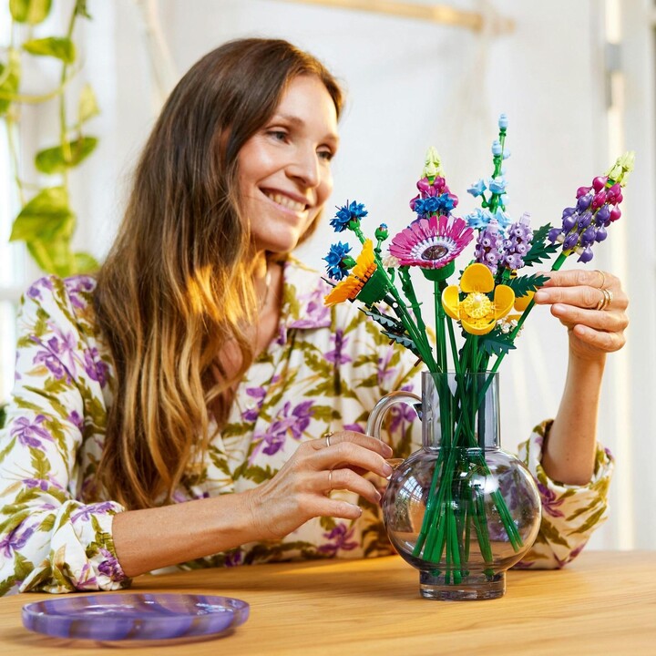 Set LEGO® Icons 10313 Meadow Flower Bouquet, 939 pjesë