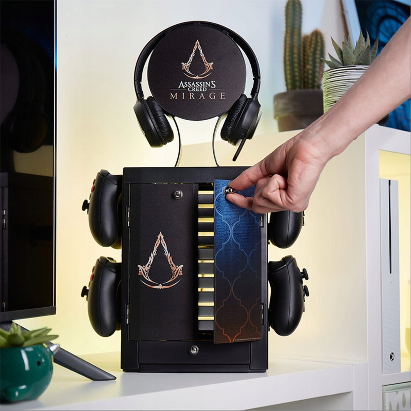Dollap gaming Assassin's Creed Mirage Numskull, për 10 lojëra, me mbajtëse kufjesh, shumëngjyrësh