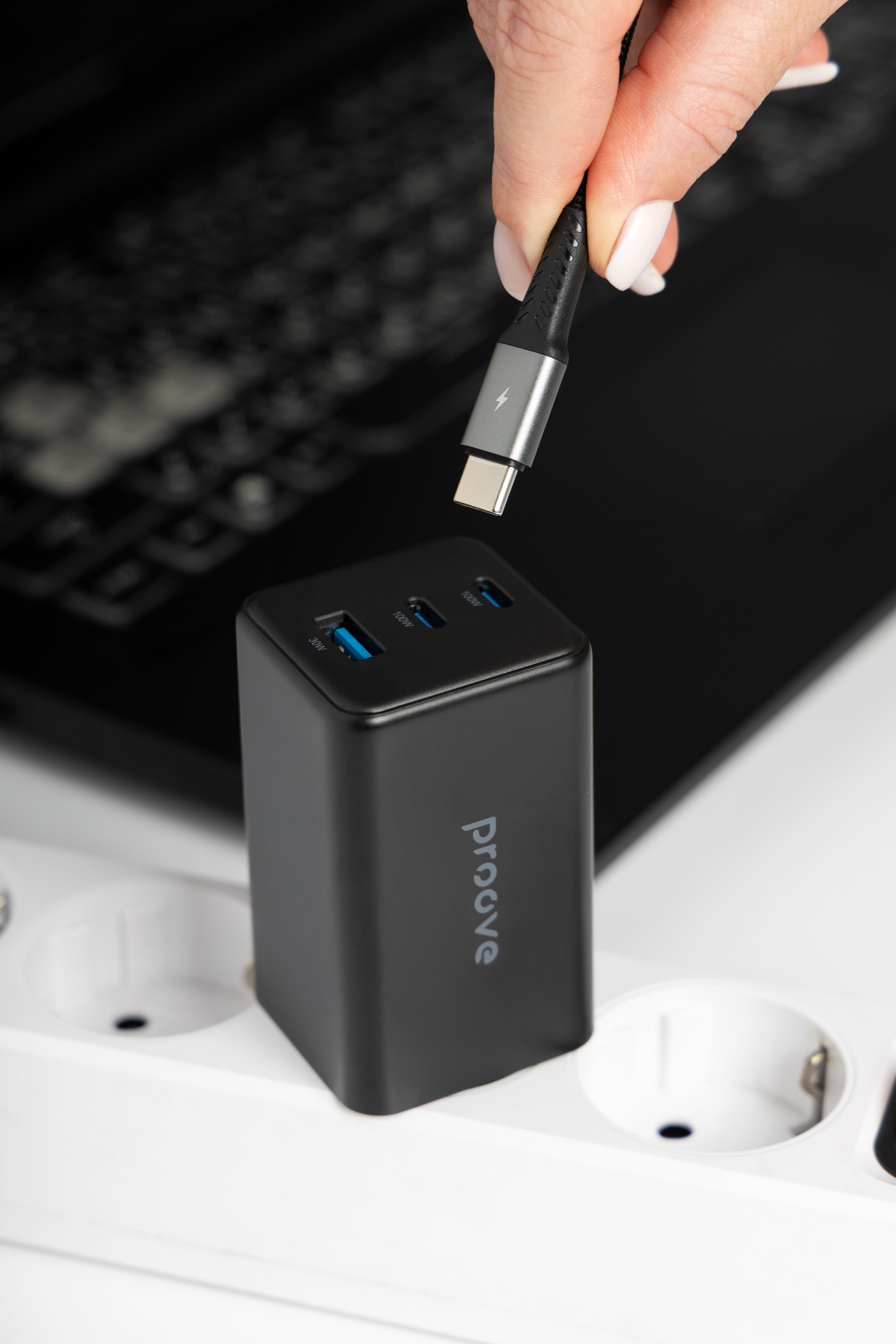 Karikues muri Proove Pocket, 65W, me 2×Type-C dhe USB, i zi