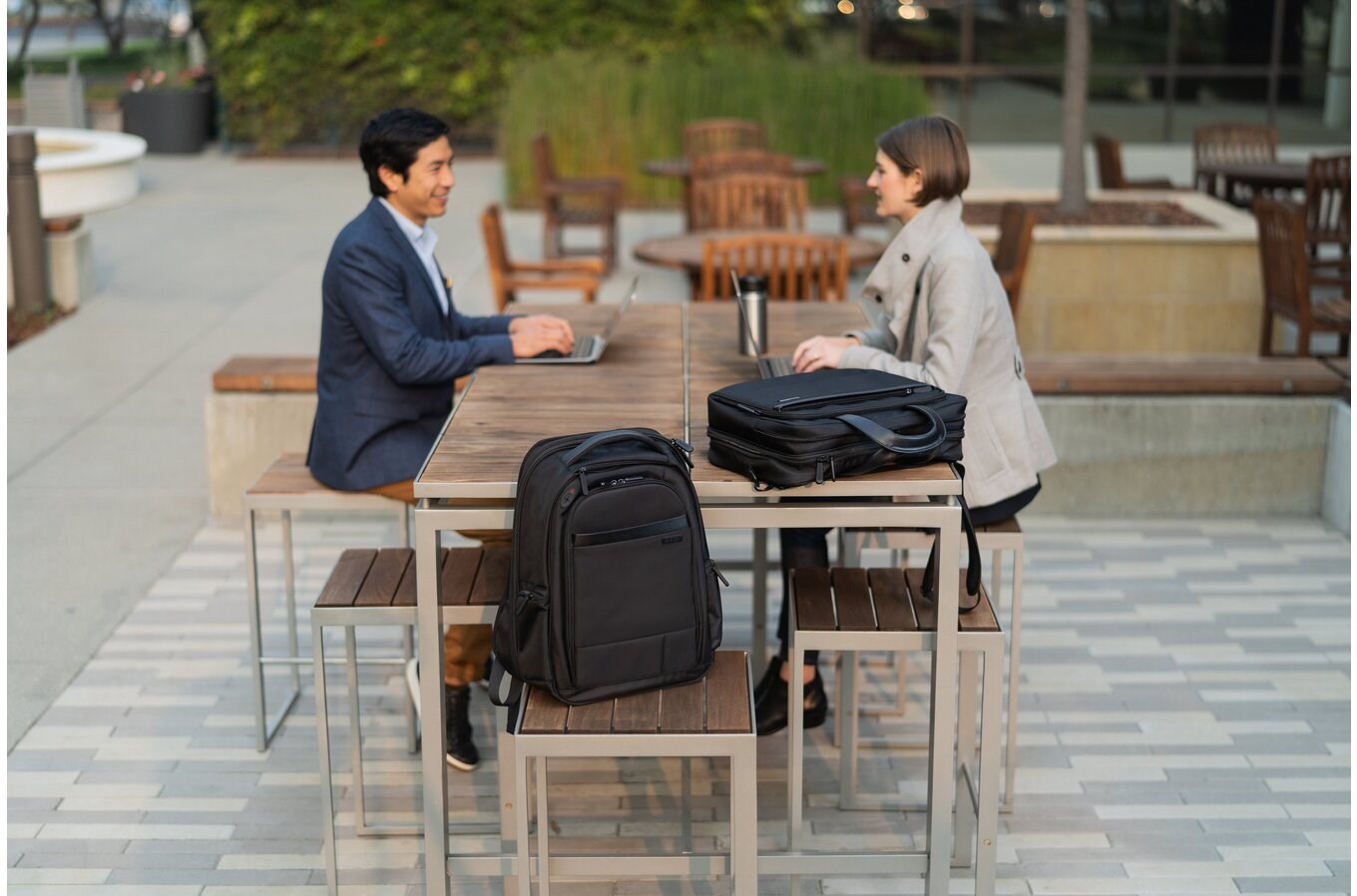 Çantë dore për laptop Kensington Contour 2.0, 15.6", e zezë