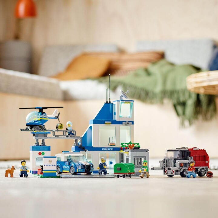 Set lodër LEGO City 60316 Police Station, 668 pjesë