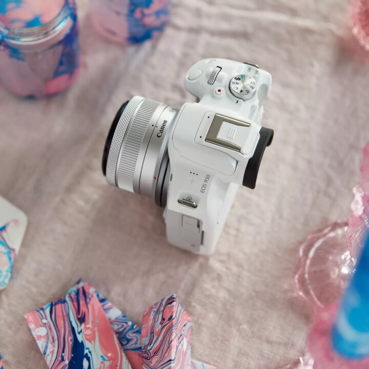 Kamerë Canon EOS R50, e bardhë + RF-S 18-45 IS STM