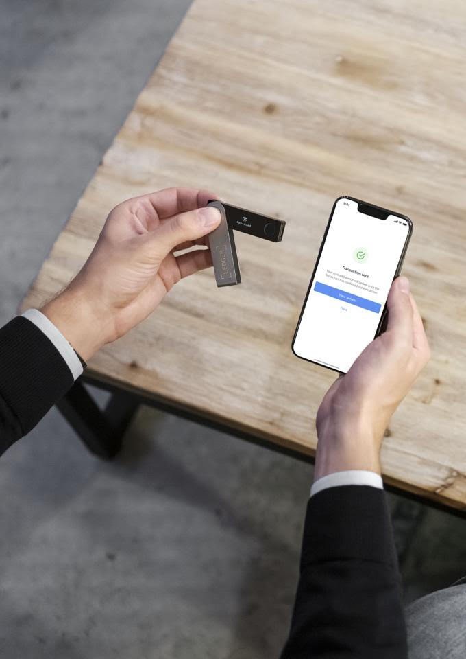 Pajisje për kriptovaluta Ledger Nano X, e zezë