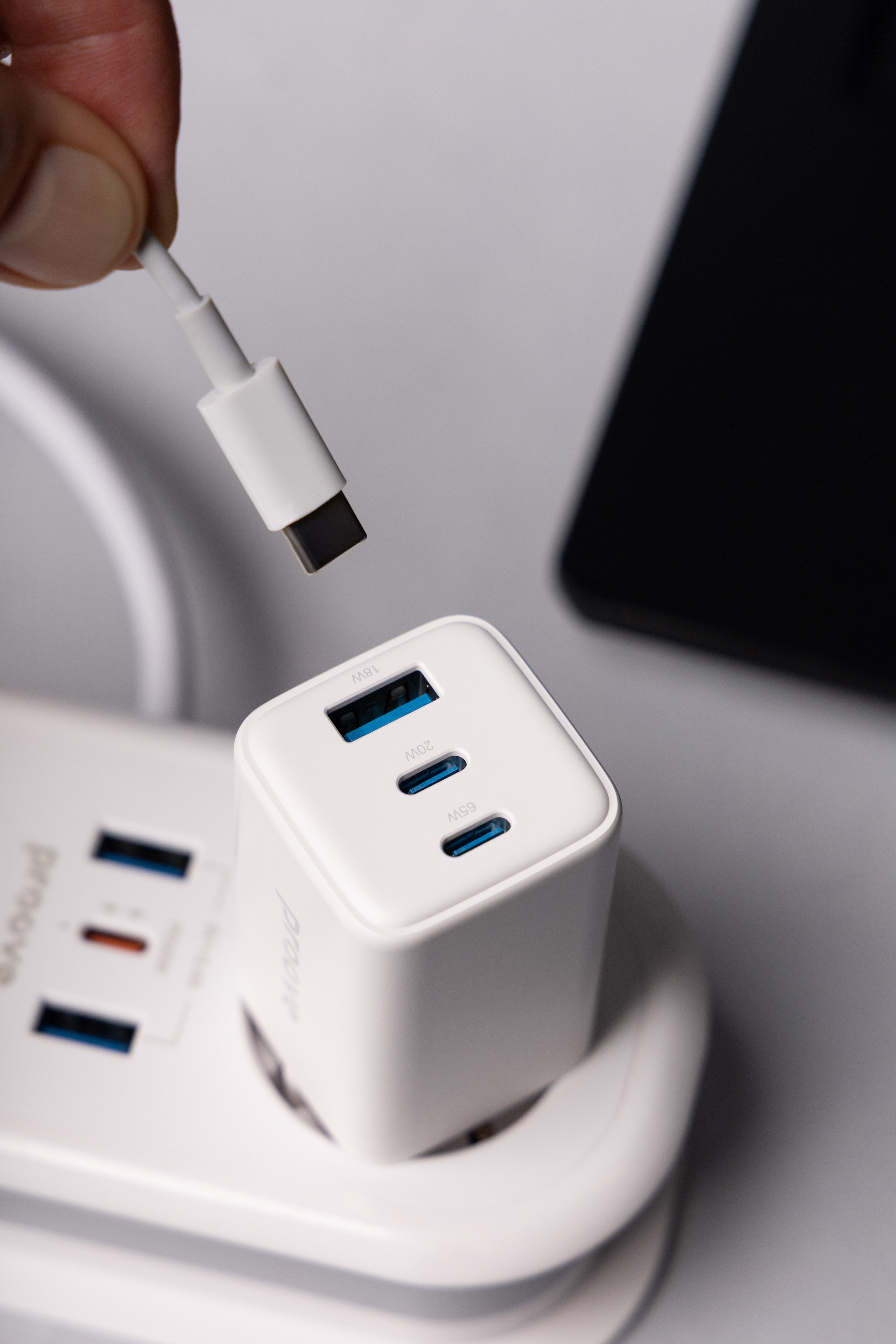 Karikues muri Proove Pocket, 65W, me 2×Type-C dhe USB, i bardhë
