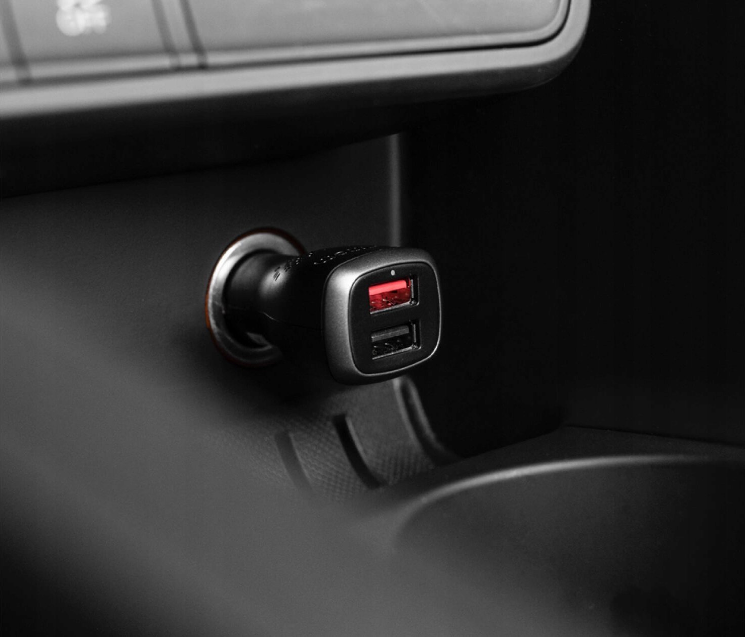 Karikues makinë TomTom High-Speed Dual Charger, dy dalje, karikim i shpejtë, i zi